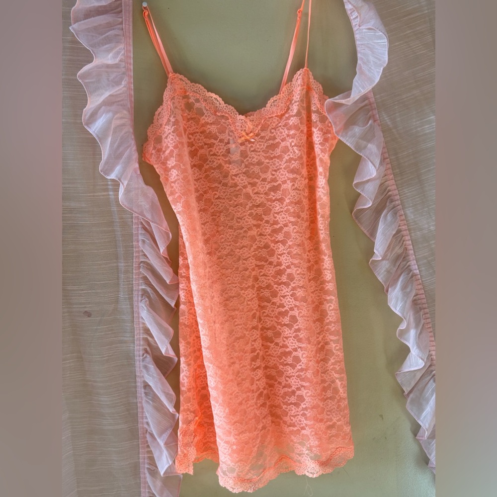 Victoria’s Secret Cute light orange lace slip!!✨🍑